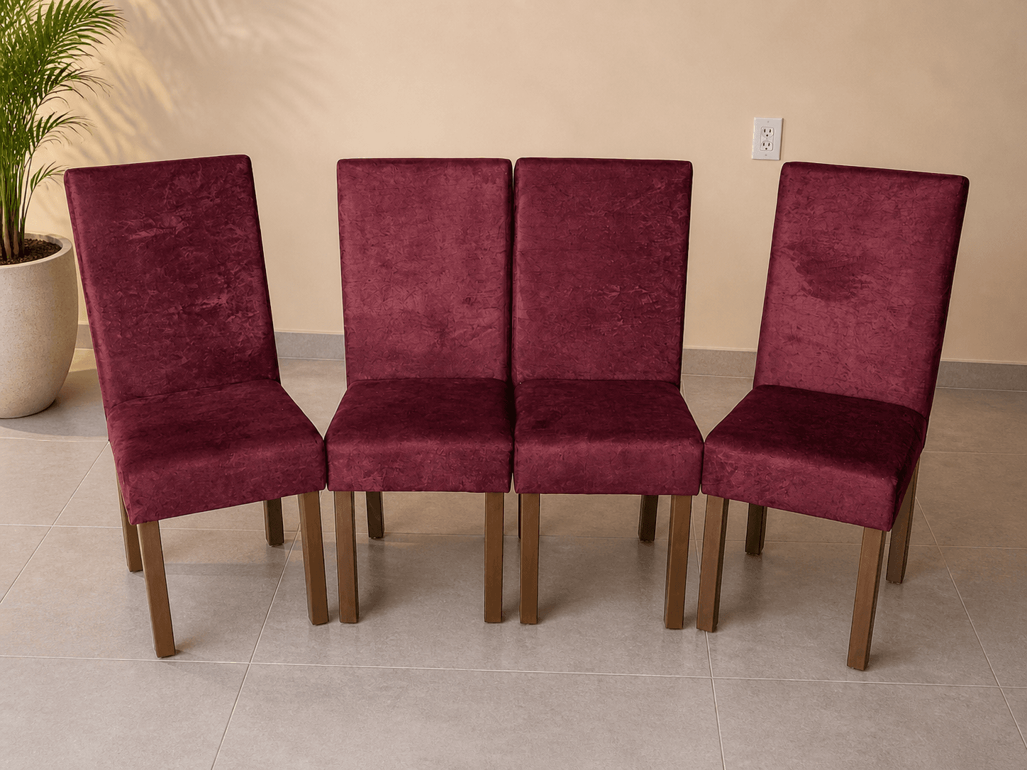 Cadeira de jantar Juannita estofada com design moderno